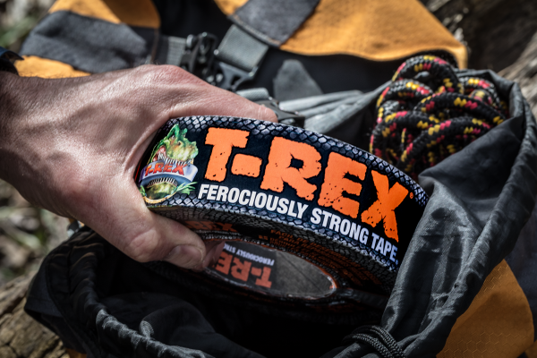 En grov manshand håller T-Rex Duct Tape, Extremt stark och vattentät vävtejp för reparation, tätning och buntning. 