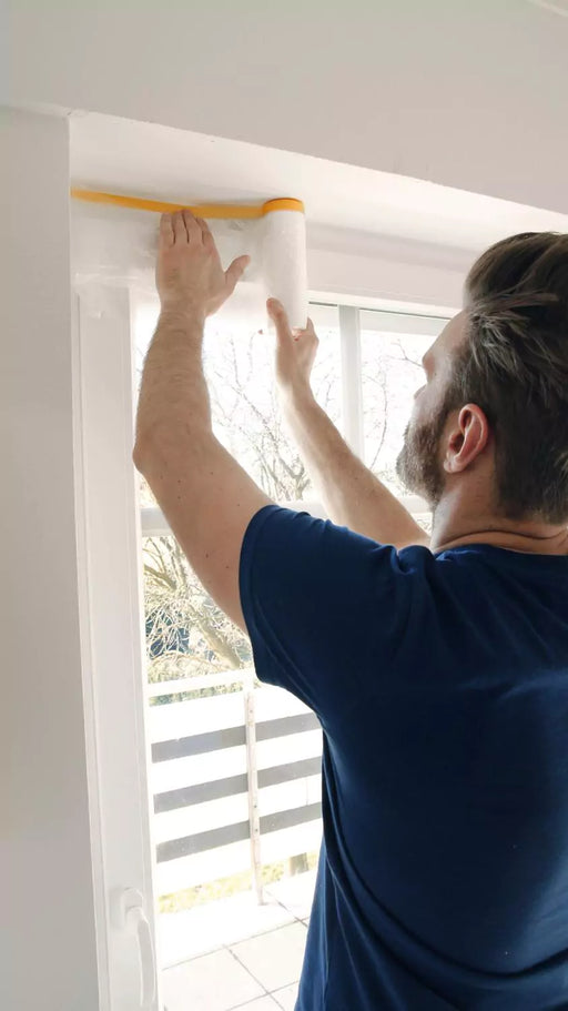 Man som monterar KIP Premium Plus Washi-Tec Maskeringsplast